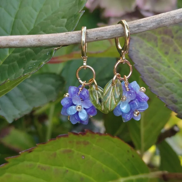 Handmade hydrangea earrings - Picture 3 of 4